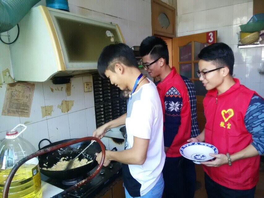 基金会志愿者与同学们陪老人过重阳节